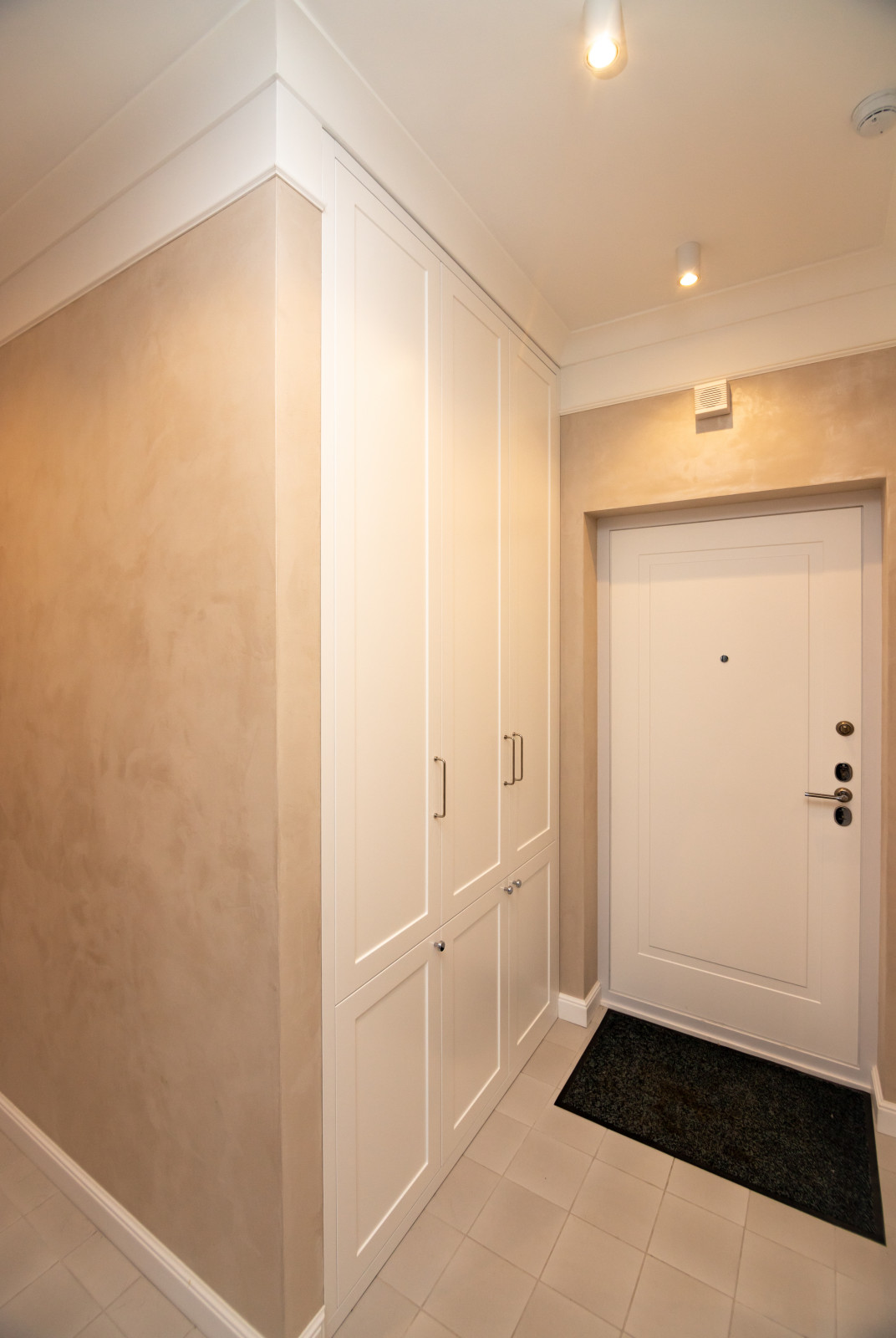 Шкафы в прихожую и спальню в неоклассическом стиле