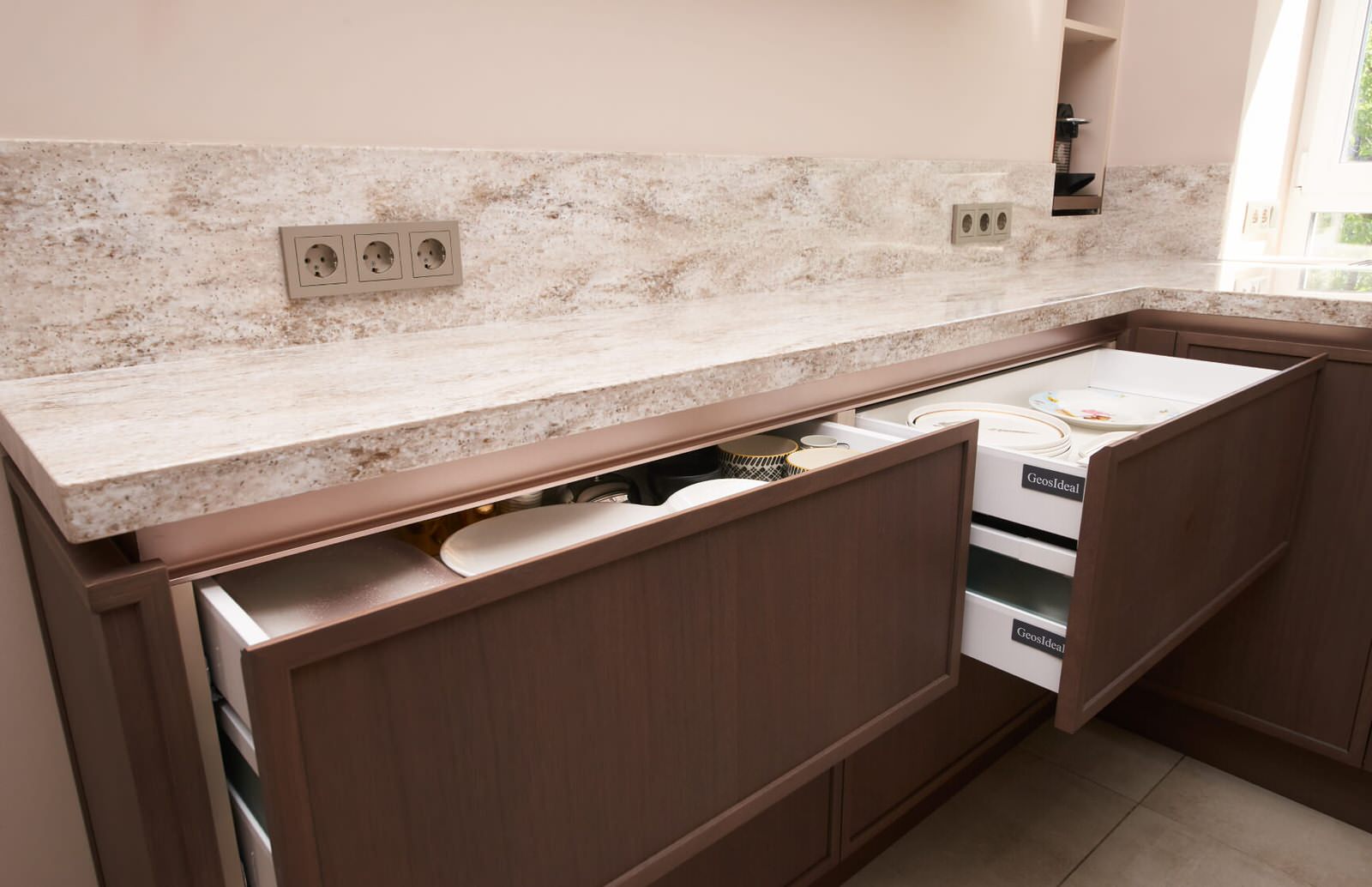 Кухня Петра с древесной текстурой от дизайнера