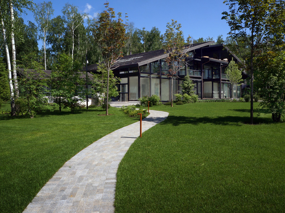 Плавная дорожка из пиленой гранитной брусчатки и мадовые фонари с имитацией ржав