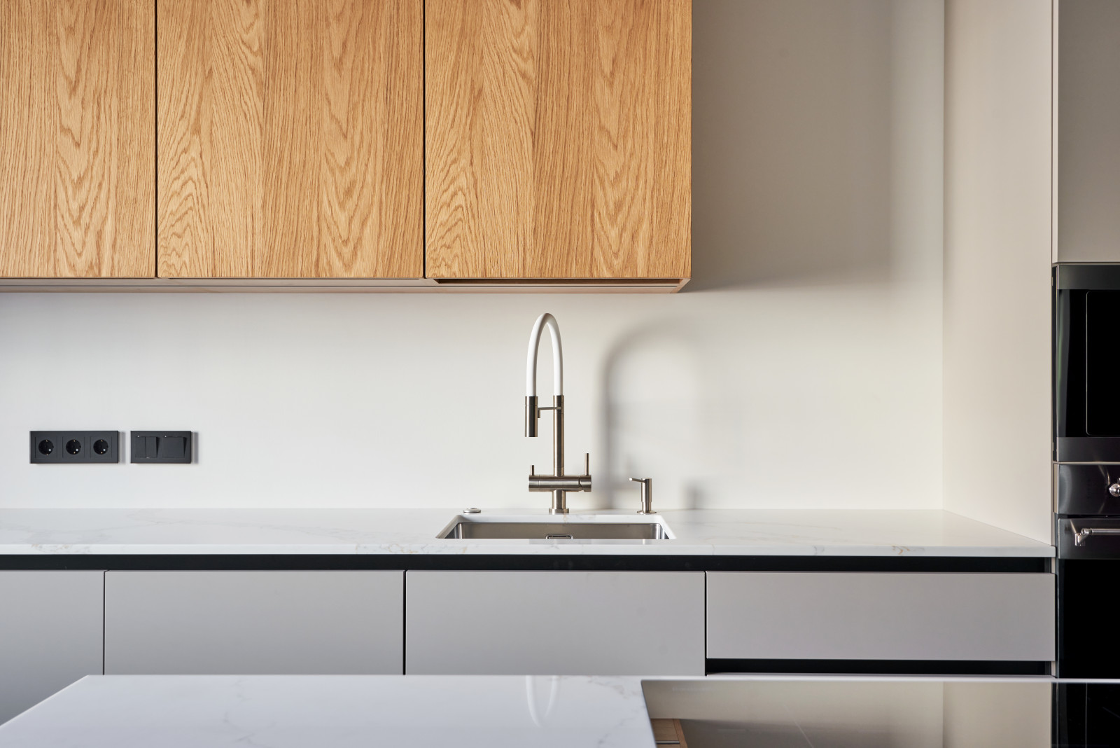 Кухня FENIX и шпон