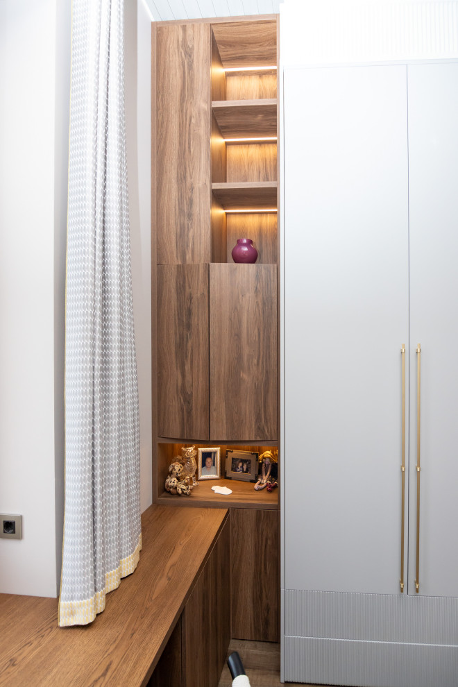 Меблировка спальни: шкаф, стеллаж и стол-подоконник