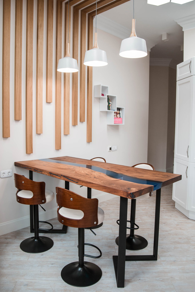 Столовая зона в квартире с панорамным видом