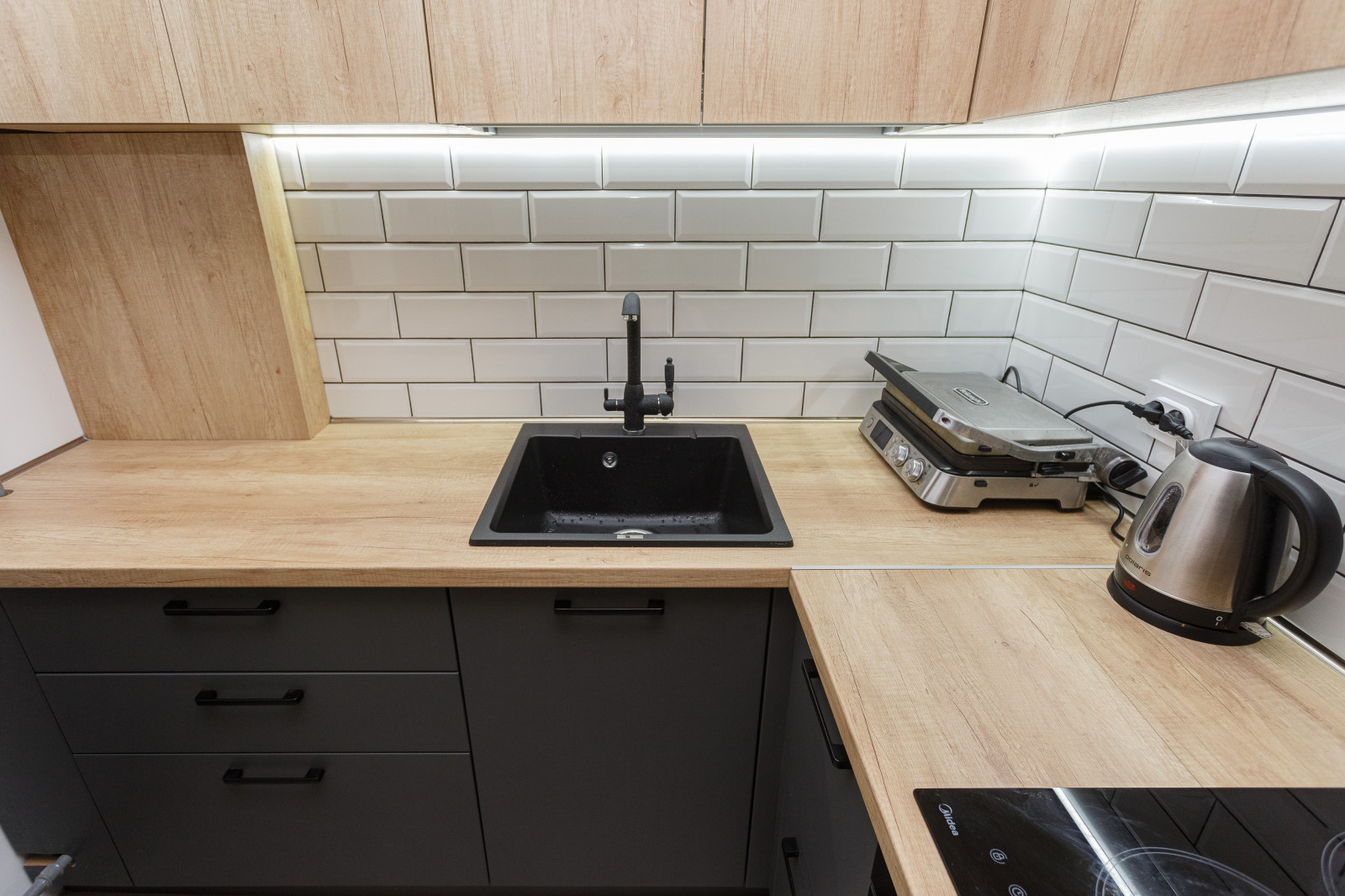 Кухня современная в двух цветах