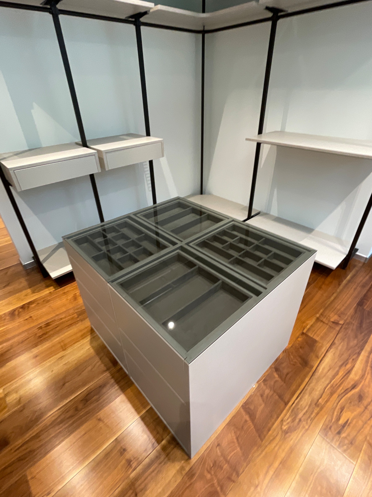 Распашной шкаф с системой RPE raumplus и Гардеробная система UNO raumplus