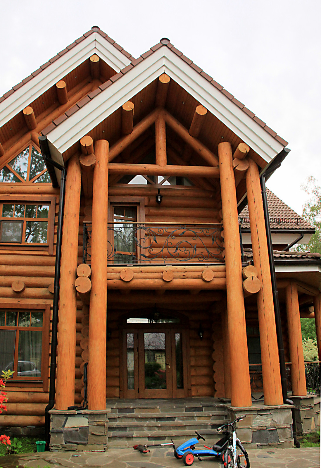 Загородный бревенчатый дом