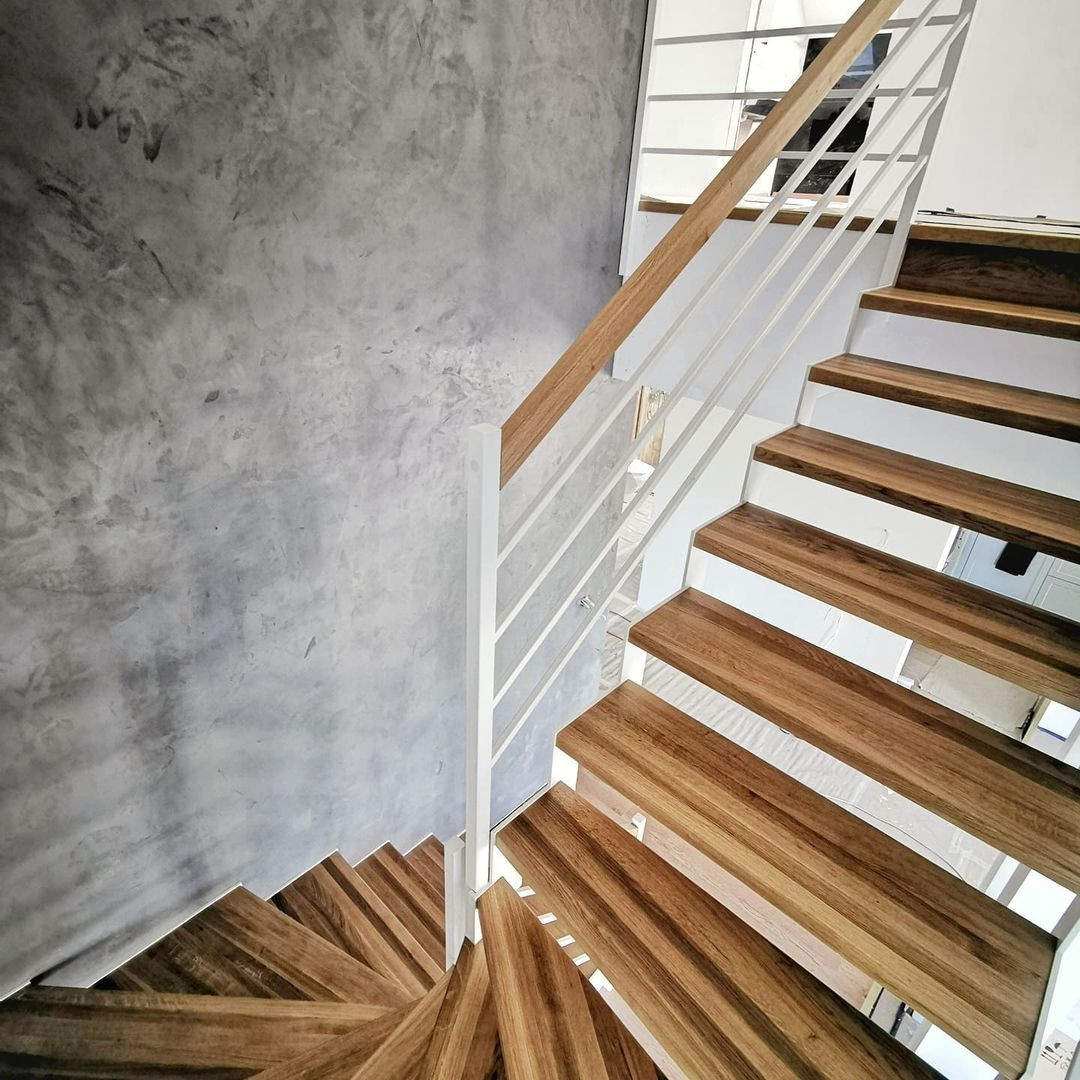 Поворотная лестница на тетивах