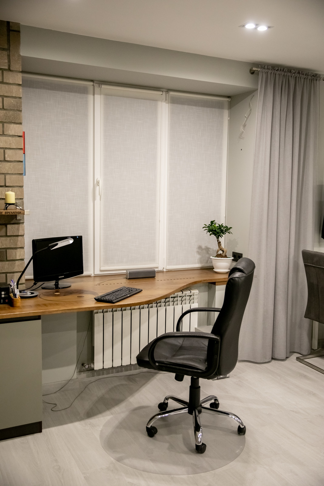 Обложка проекта: Рабочая зона: столешница-подоконник со знаком инь-ян