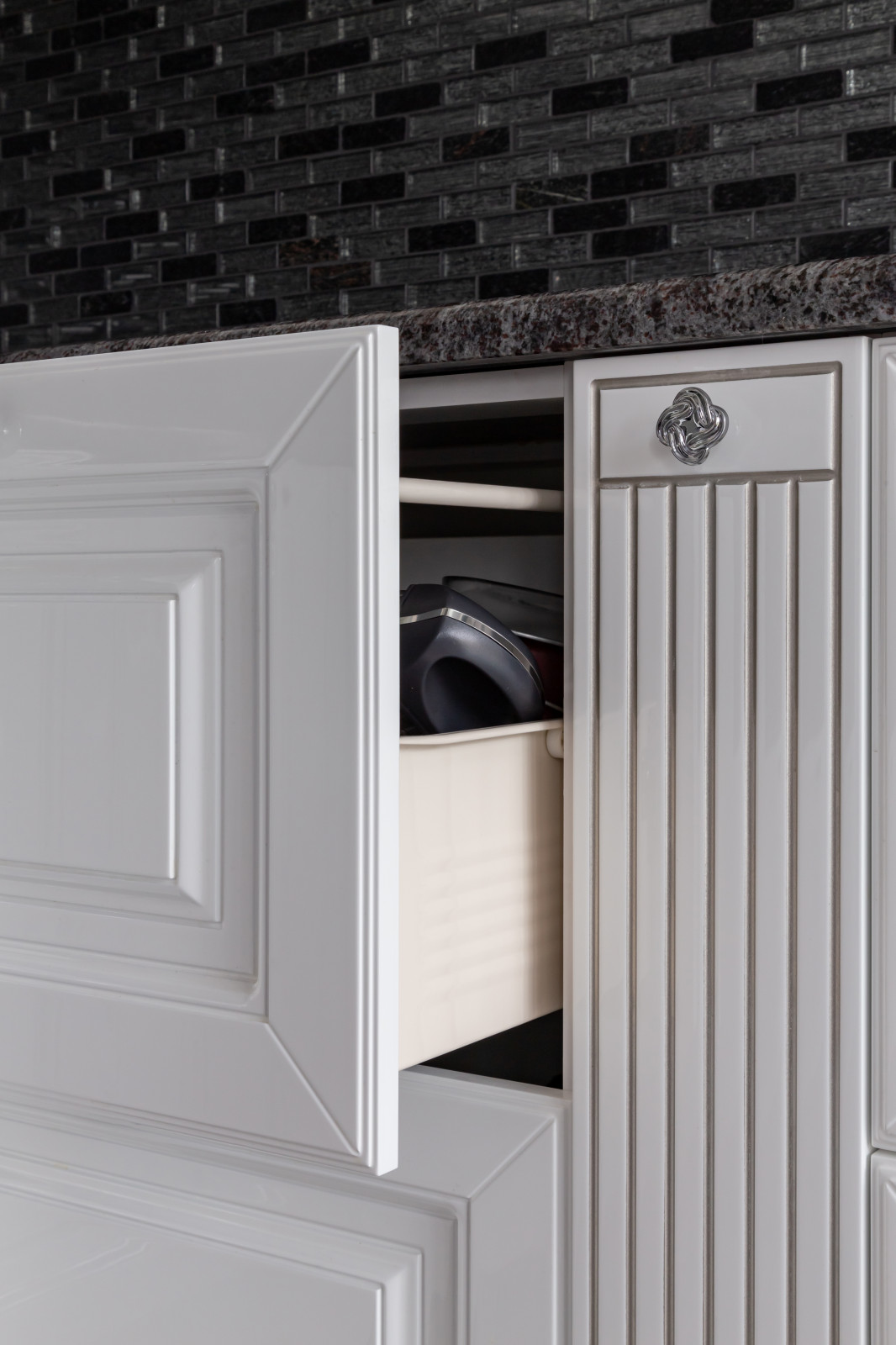 Белоснежная кухня в классике