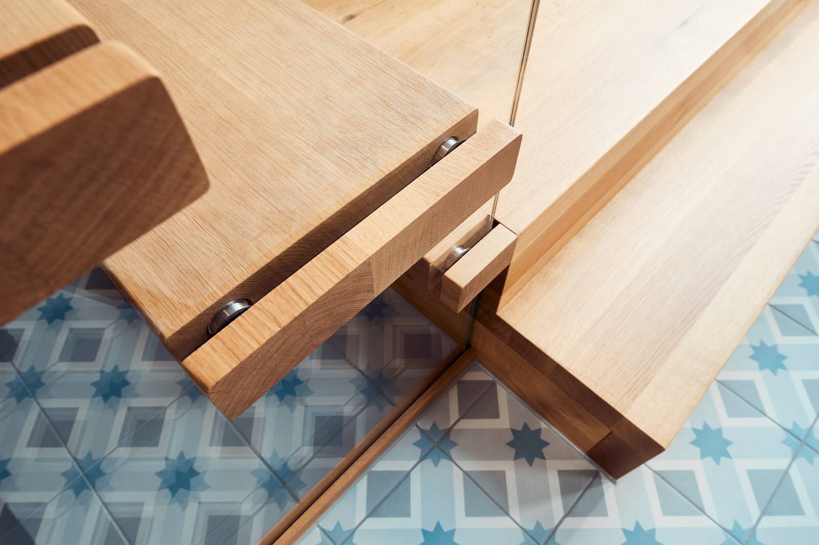 Консольная лестница из дуба со стеклянной балюстрадой