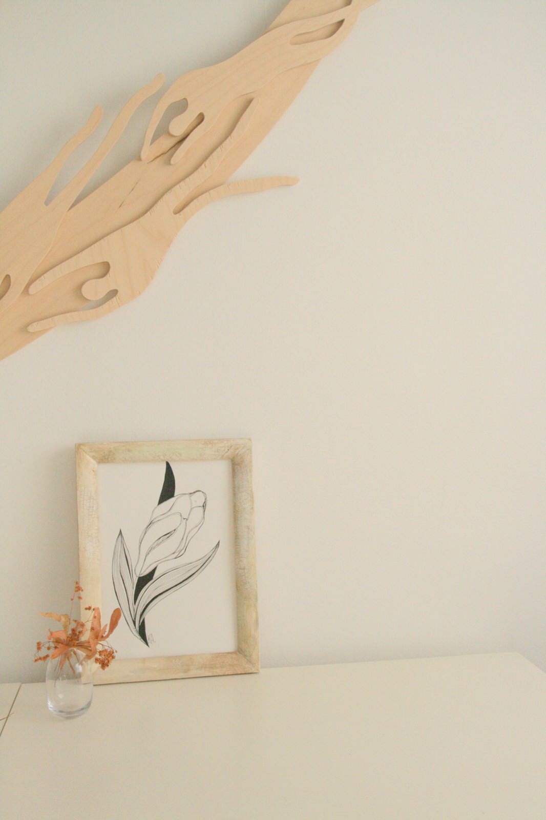 Графика с современном белом интерьере