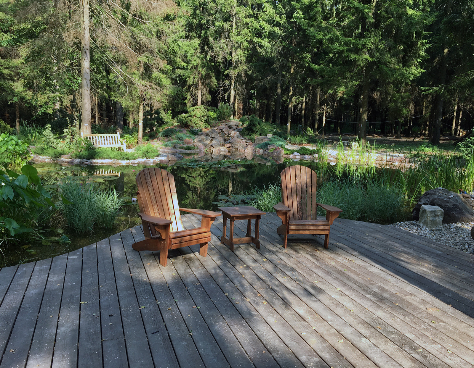 Садовые кресла Адирондак и пруд