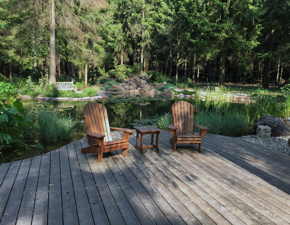 Садовые кресла Адирондак и пруд