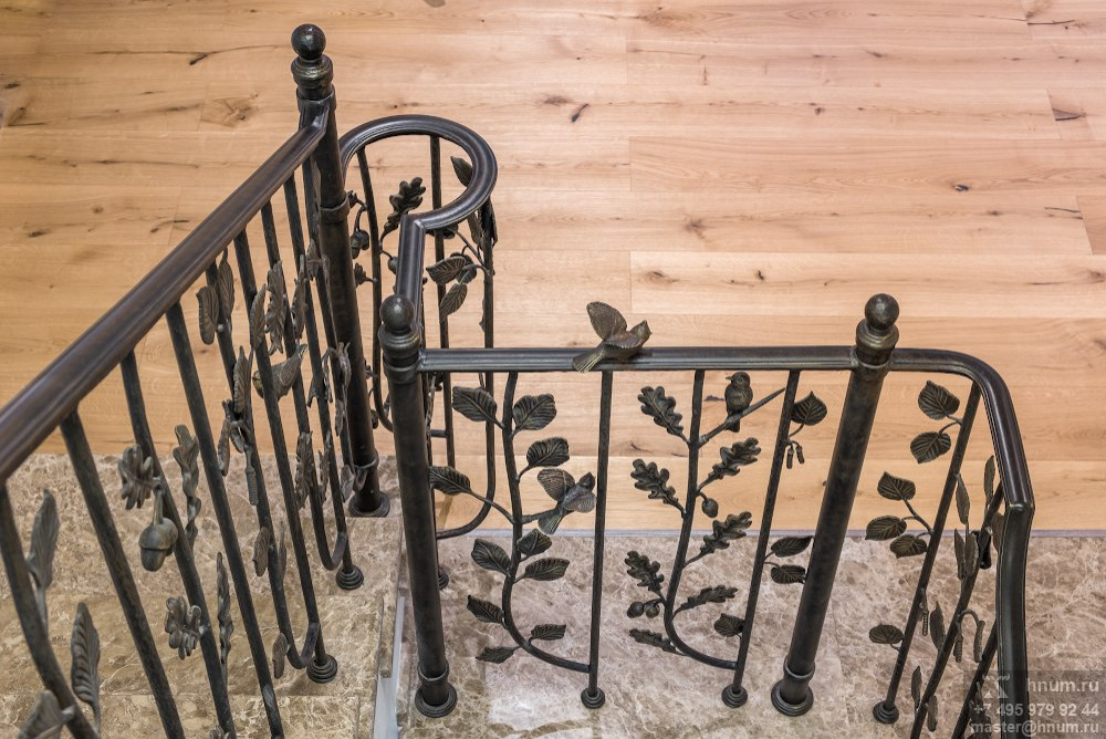 Фотосъёмка кованой лестницы и витражей в загородном доме