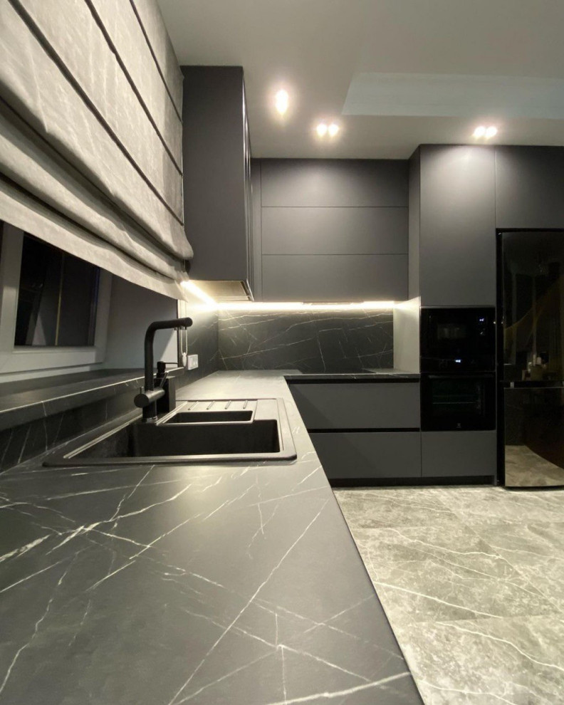 Серая кухня-столовая