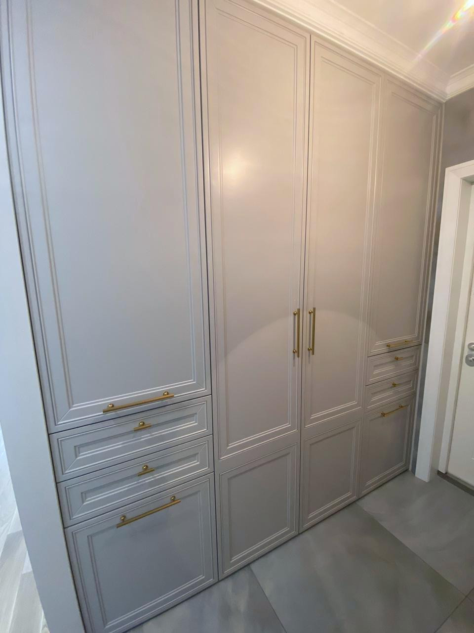 Шкаф в прихожей.