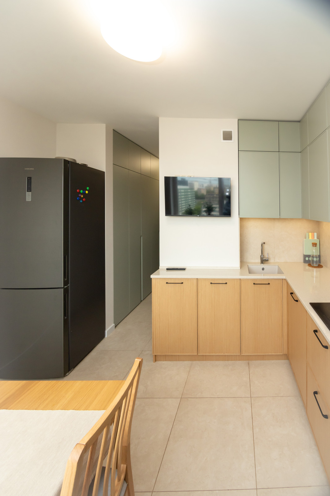 Неоклассическая кухня в трендовых цветах этого года