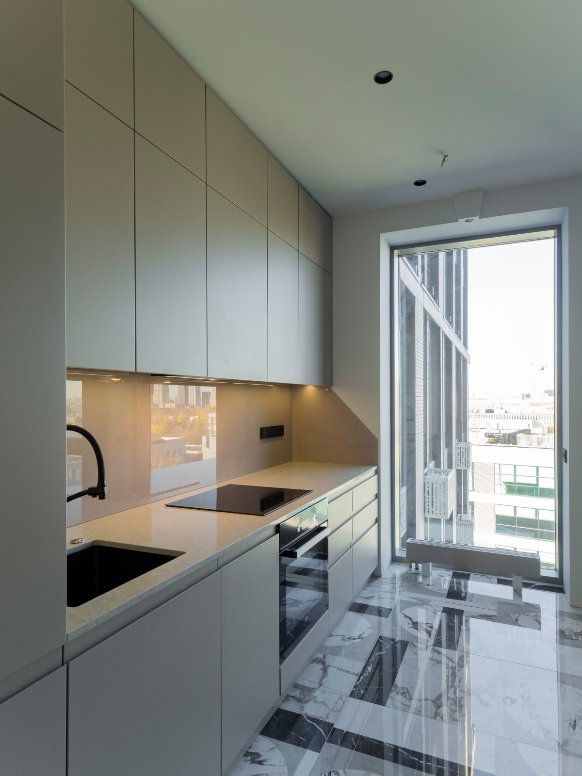 Большая стильная кухня в неоклассическом стиле в светлых тонах