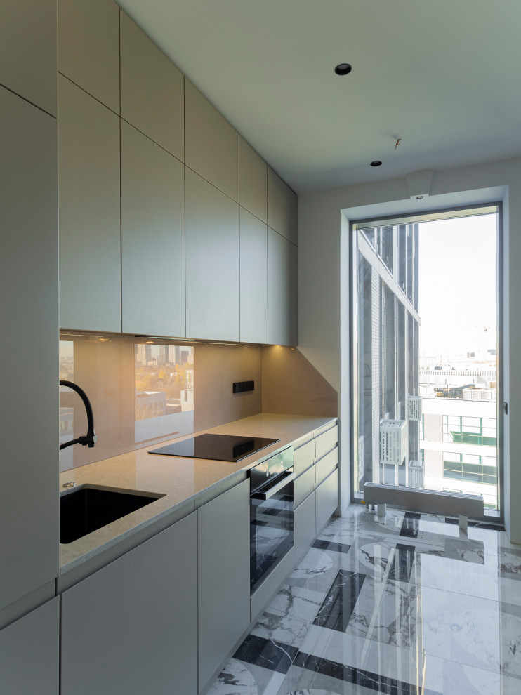 Большая стильная кухня в неоклассическом стиле в светлых тонах