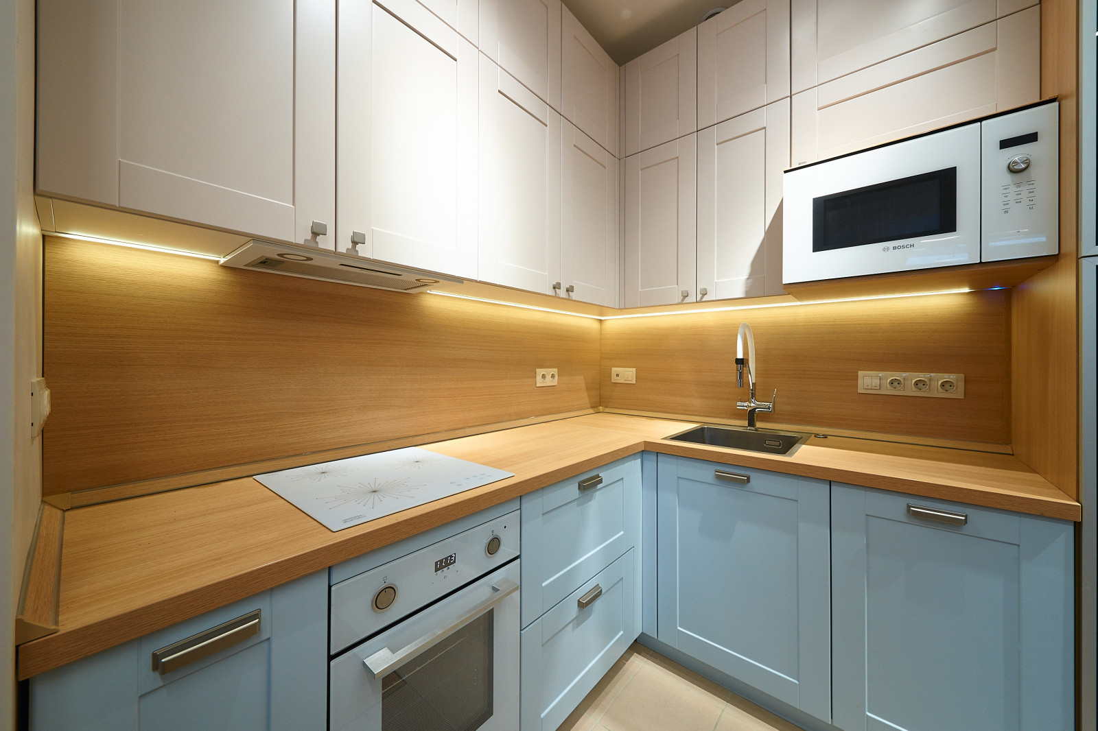 Кухня из эмали и шкаф для хранения