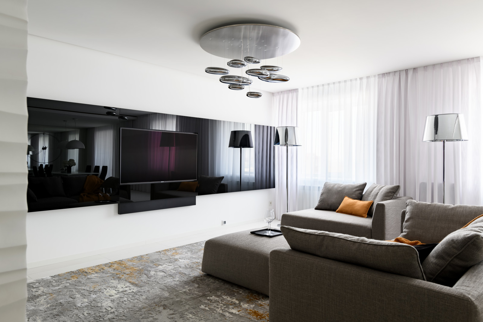 Стильная черно-белая квартира в Новосибирске