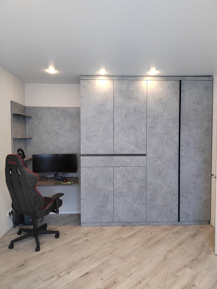 Шкаф распашной + рабочее место.