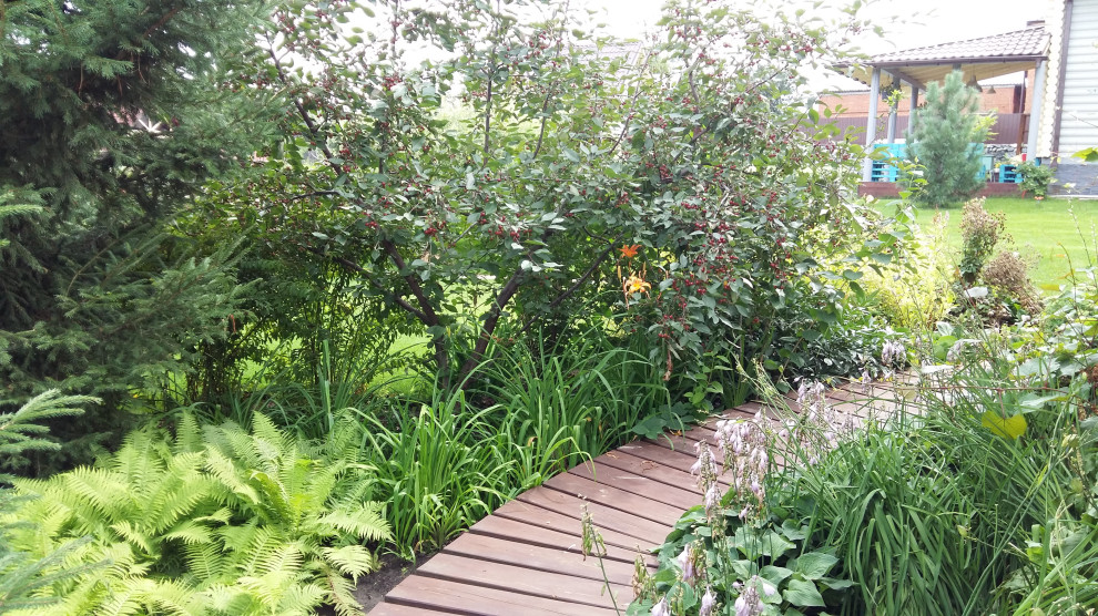 Уютный сад на берегу реки