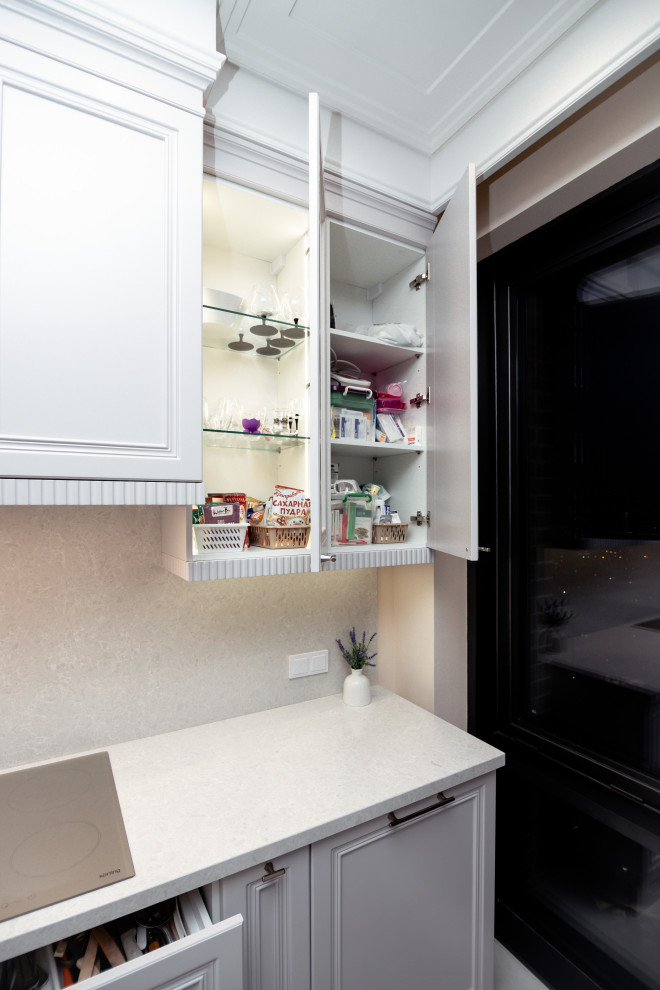 Нежно-серая кухня в неоклассическом стиле