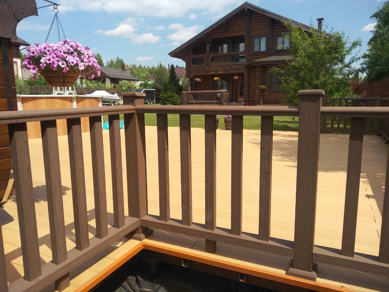 Террасная доска в лаунж-зоне у бассейна на объекте в ДНТ Бородино