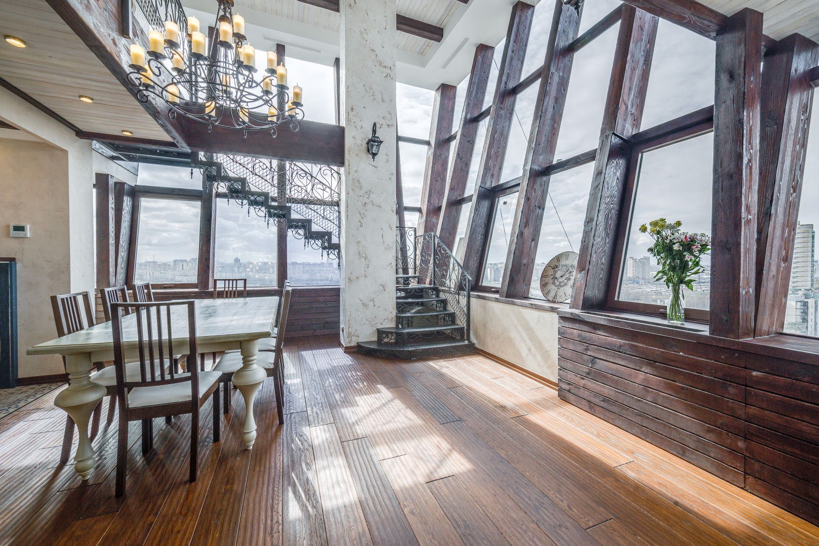 Пентхаус в Санкт-Петербурге. Мебель и отделка из массива.