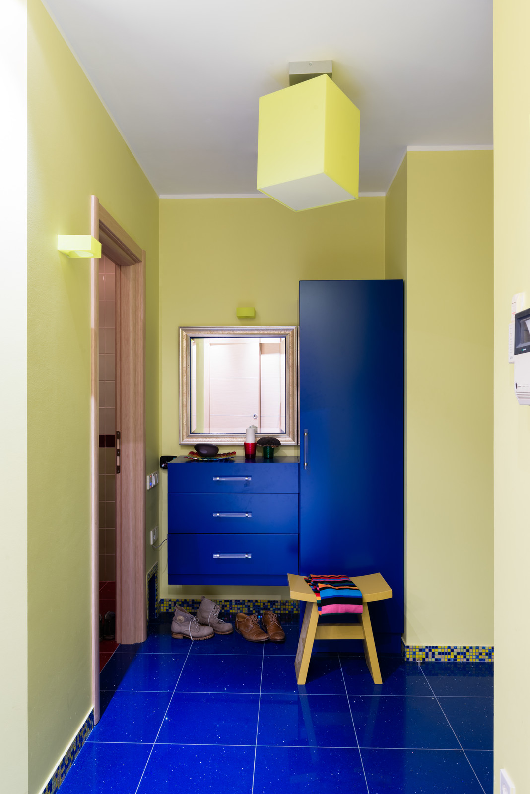 Ультрамарин и лимонно-желтый в прихожей