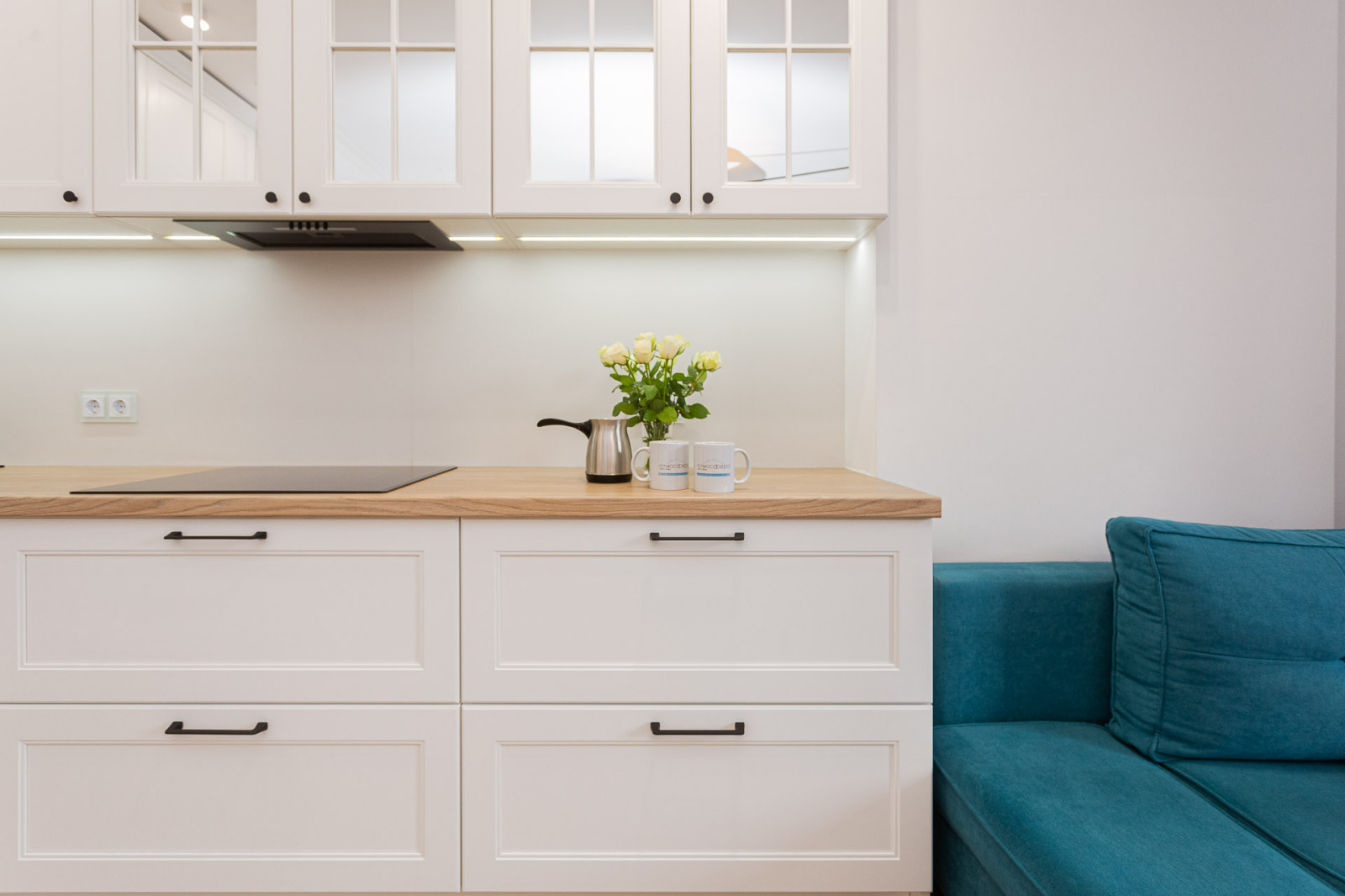 Белая кухня в стиле современная классика