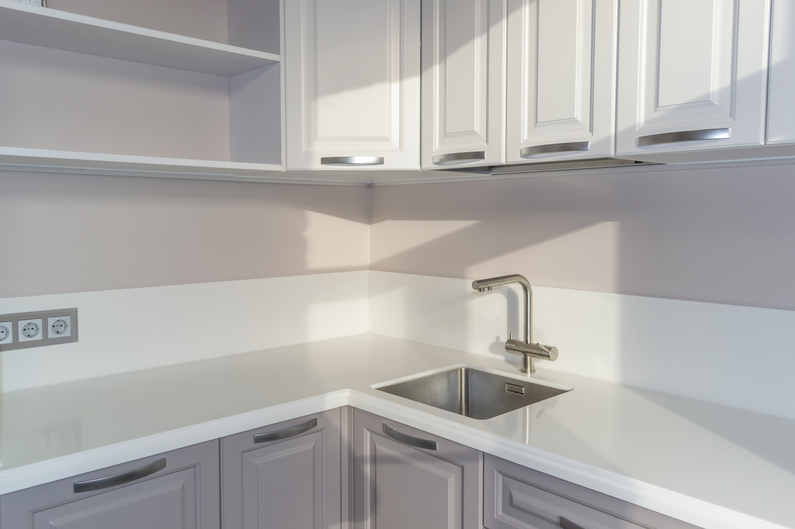 Окна из лиственницы, подоконники и столешница из искусственного камня