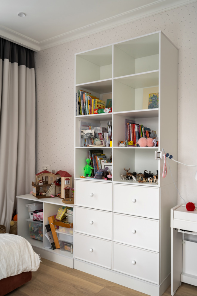 Московская квартира с двумя санузлами и белой кухней