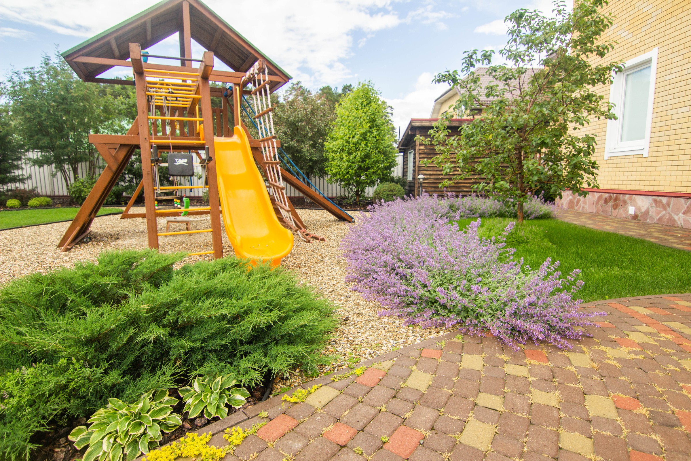 Сад с зеленой крышей