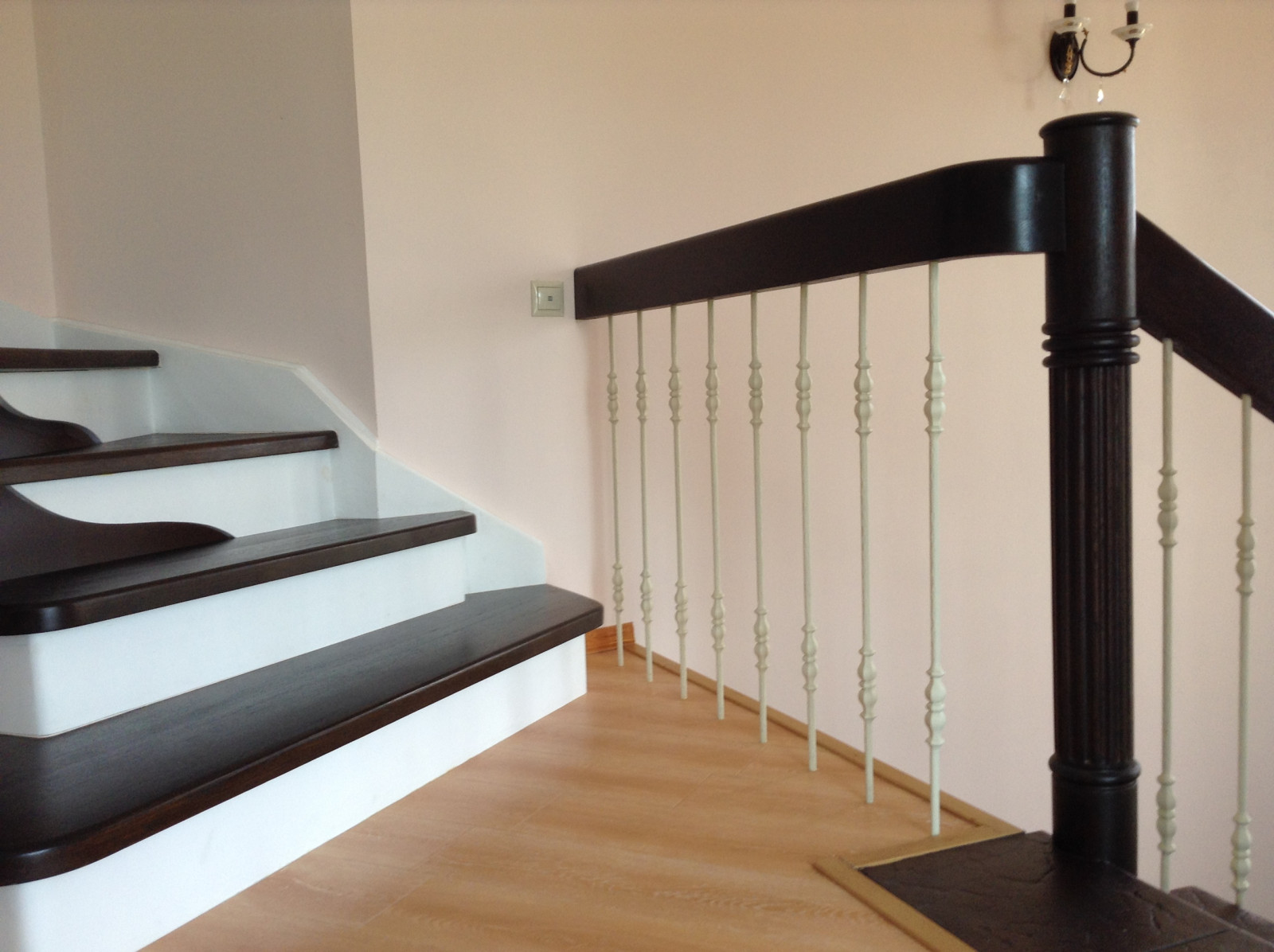 Лестница с коваными балясинами