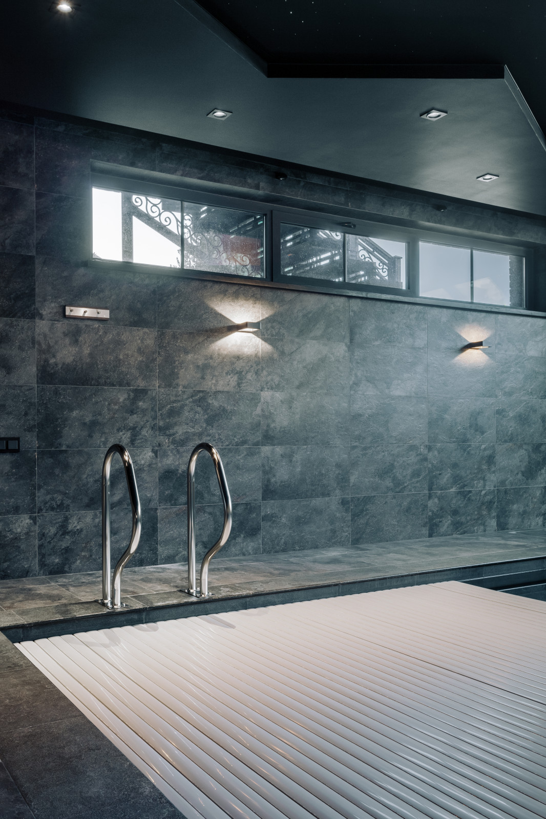 Сауна с бассейном в цоколе частного дома.