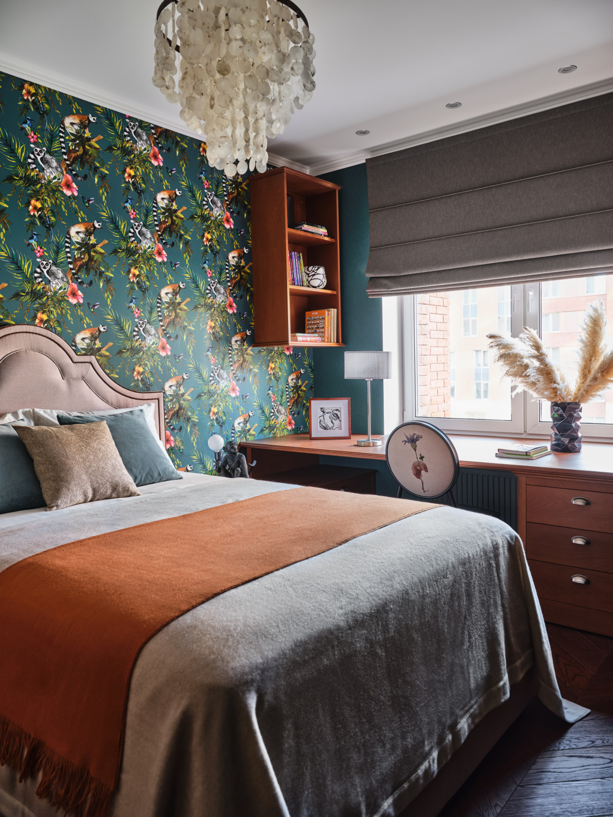 Яркий интерьер с антикварным декором