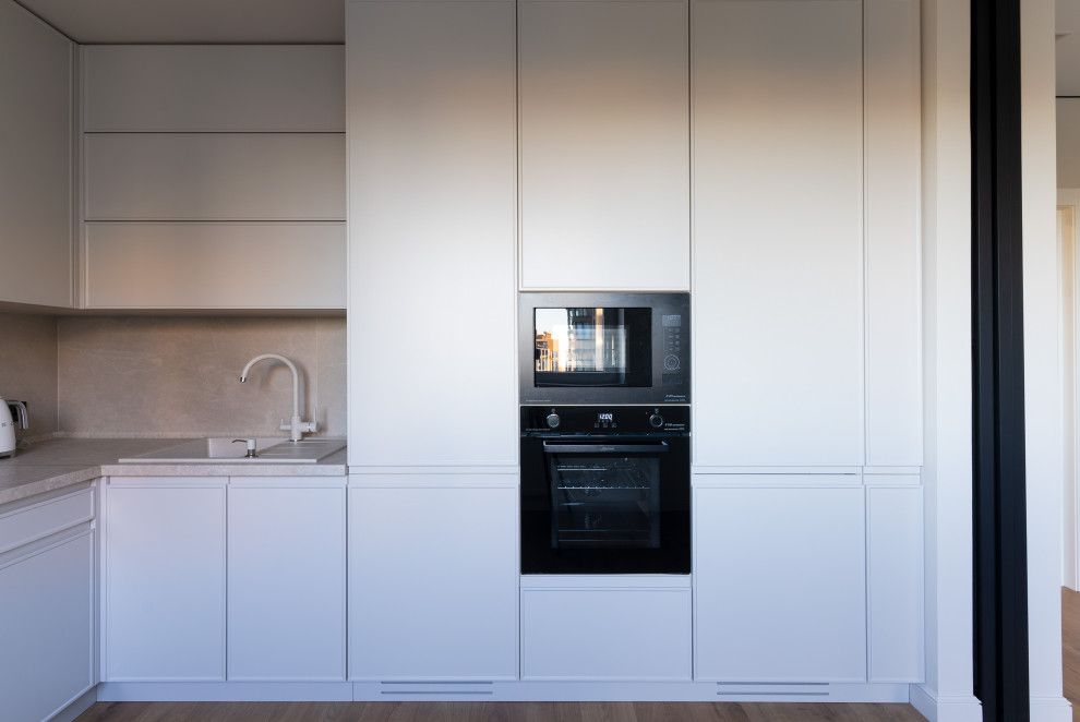 Монохромная кухня до потолка с интересными решениями