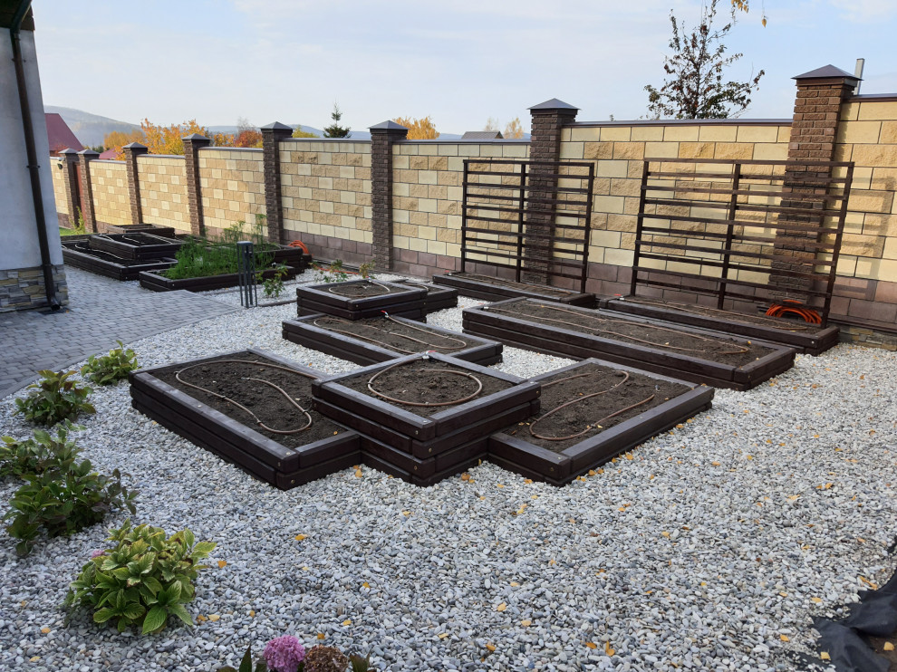 Натуральное дерево в саду