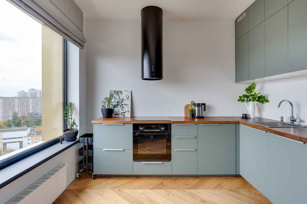 Угловая кухня с акцентной вытяжкой трубой