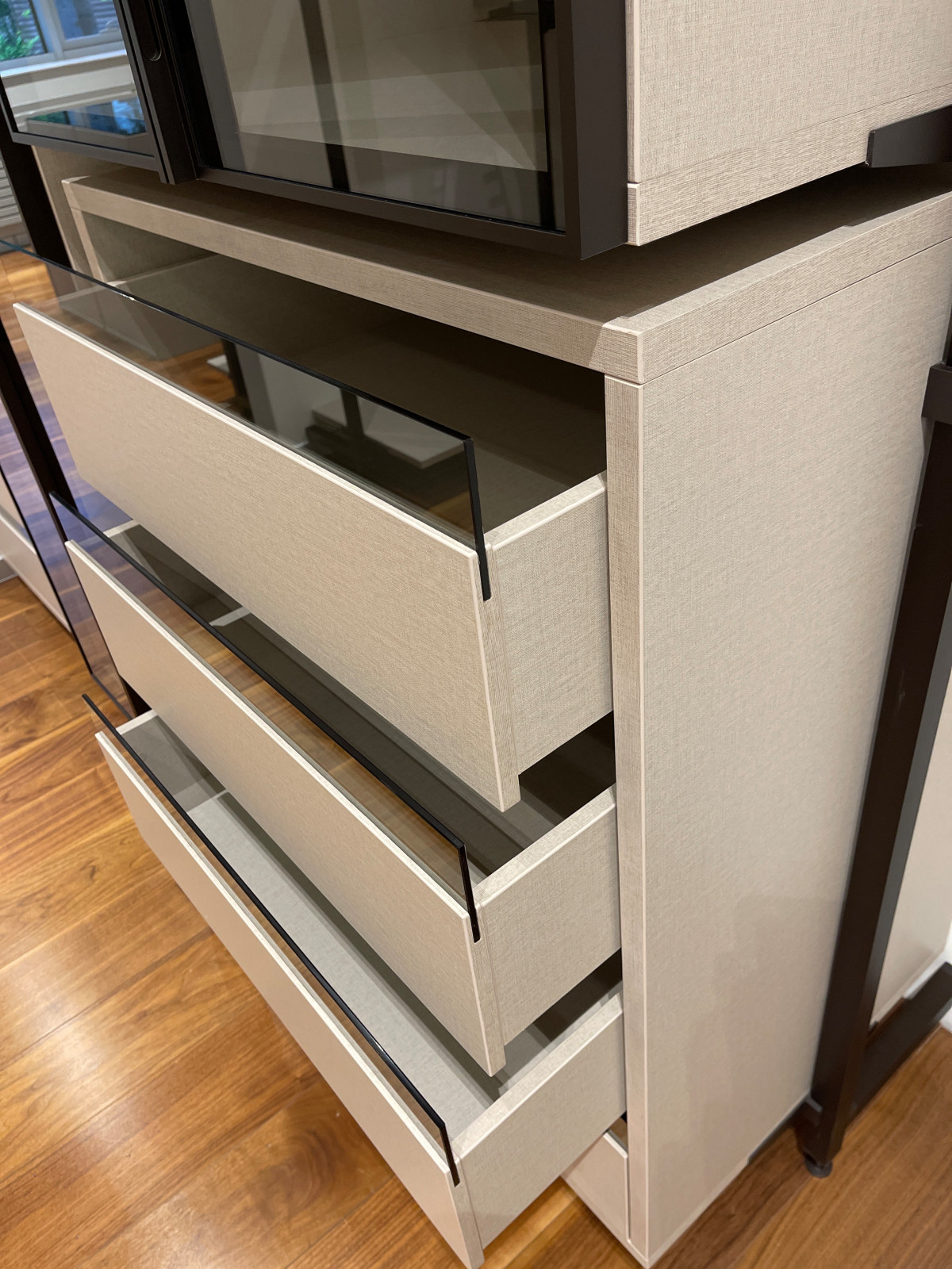 Распашной шкаф с системой RPE raumplus и Гардеробная система UNO raumplus