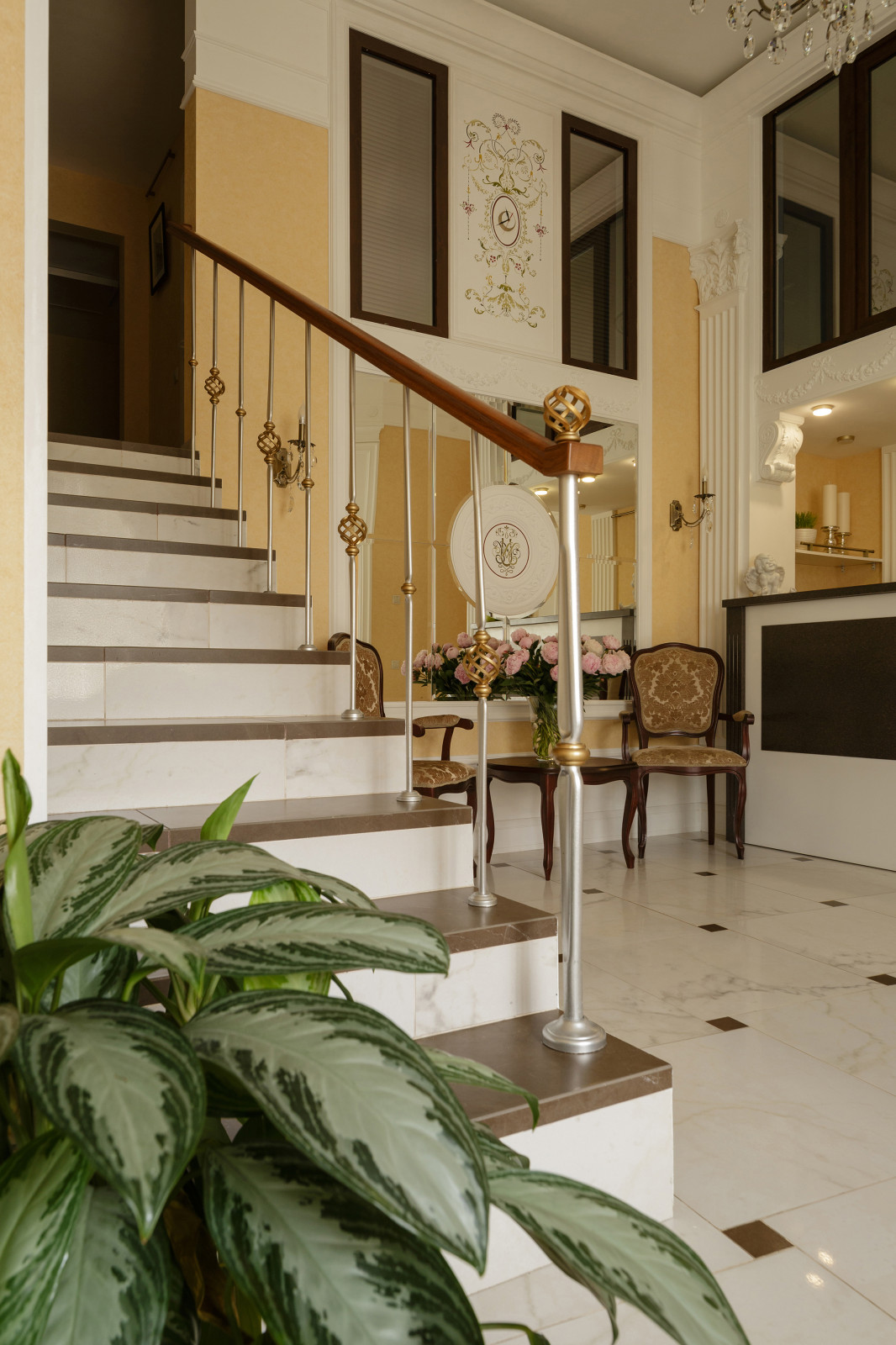 Обложка проекта: Холл с лестницей