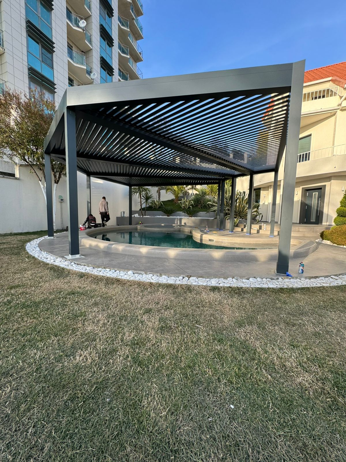 стационарная пергола с поворотными ламелиями