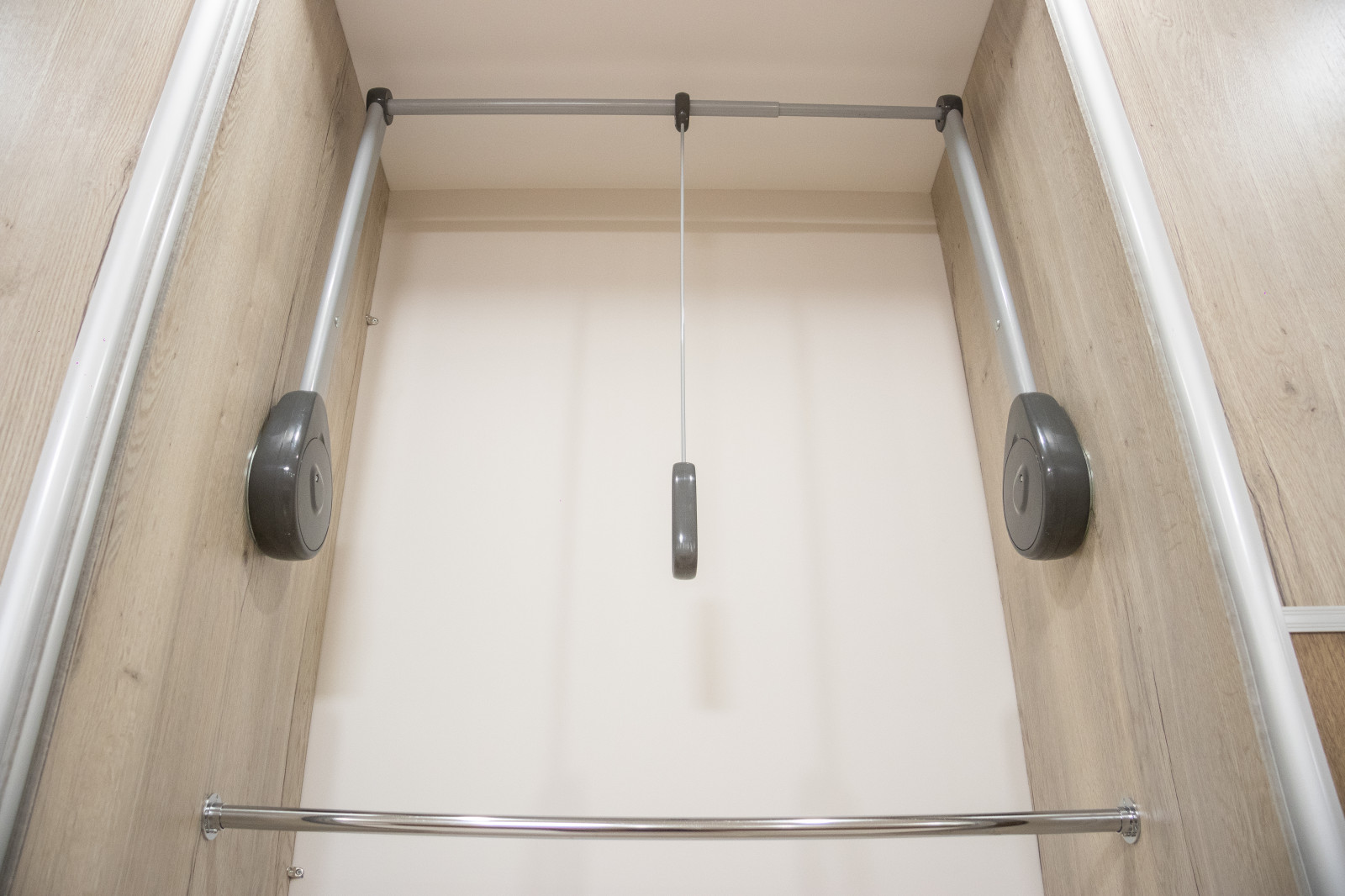 Гардеробная комната на цокольном этаже