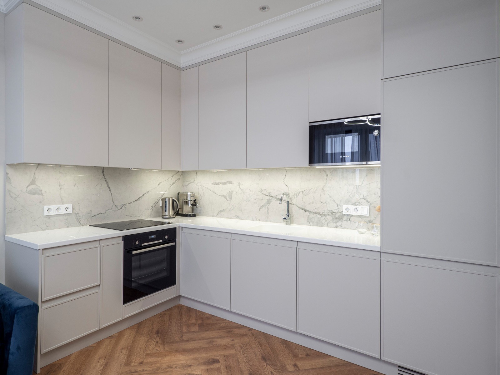 Белая кухня в стиле минимализм