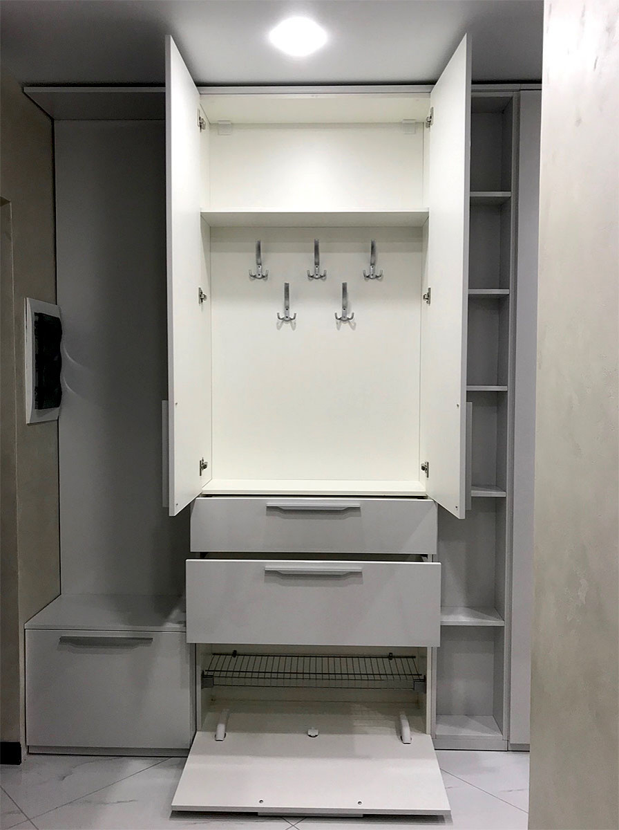 Глянцевый шкаф для прихожей