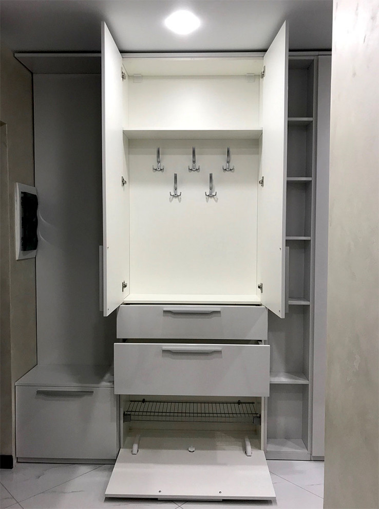 Глянцевый шкаф для прихожей