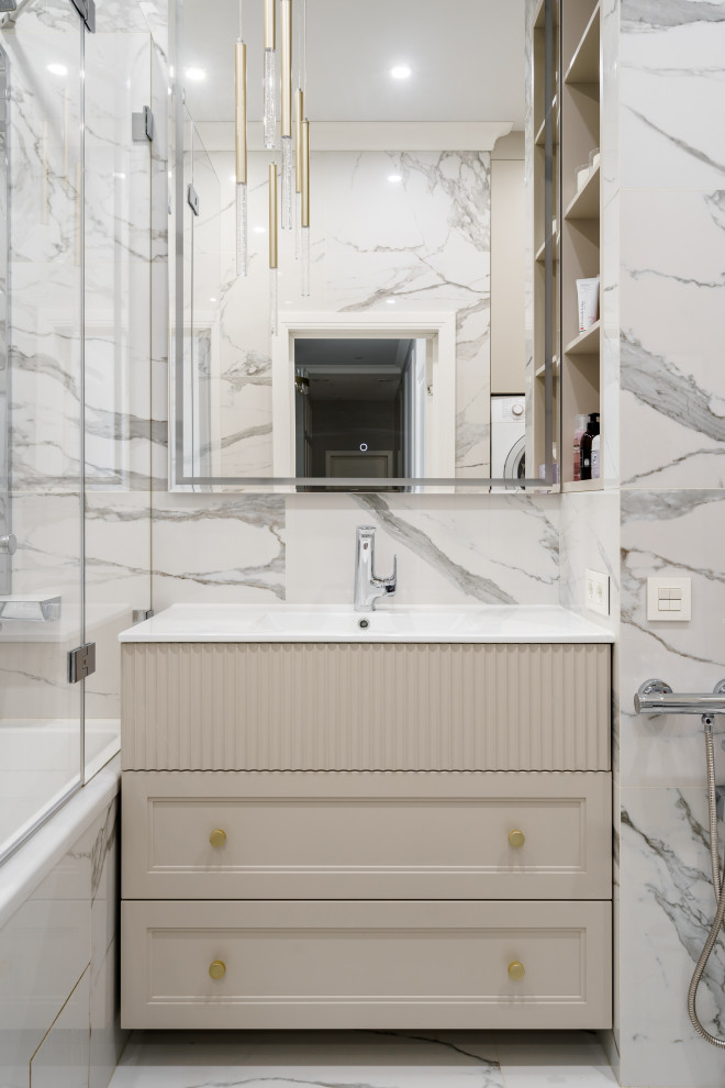 Бело-розовый интерьер с рифлеными фасадами