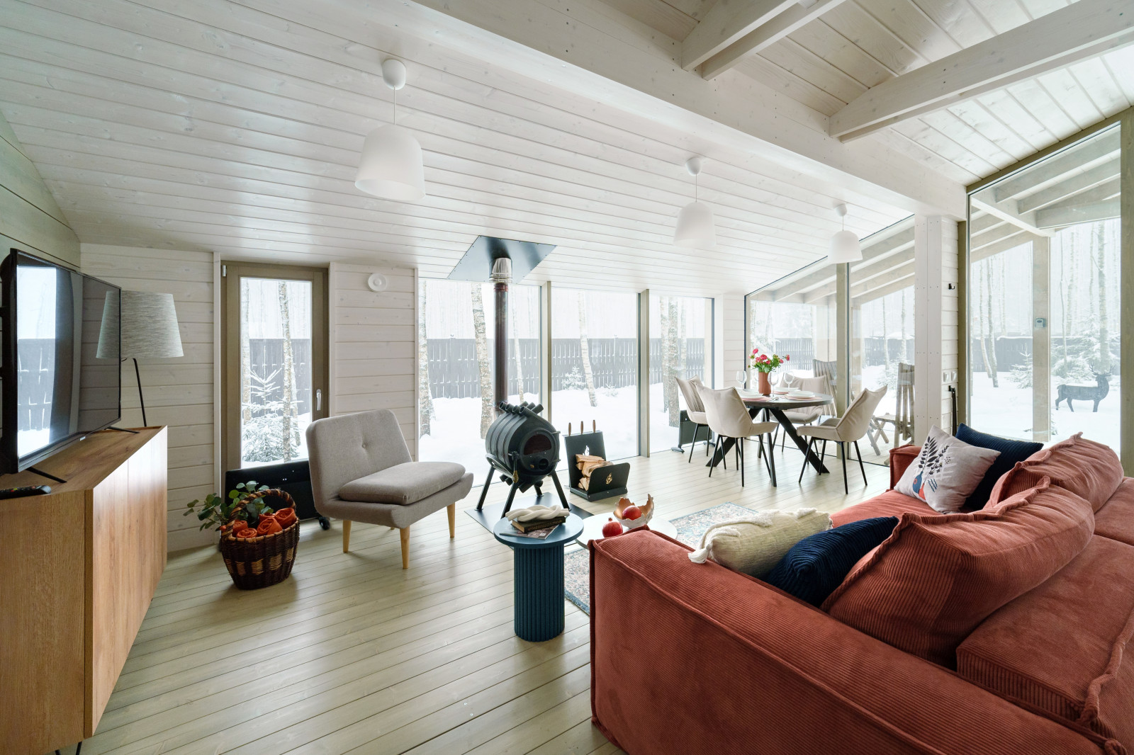 Уютный дом среди берез