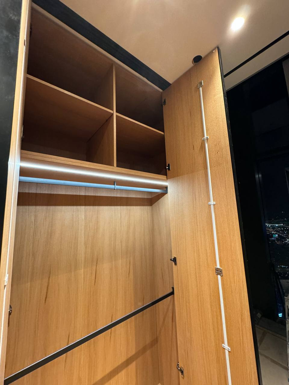 Гардеробная с зеркальными дверями